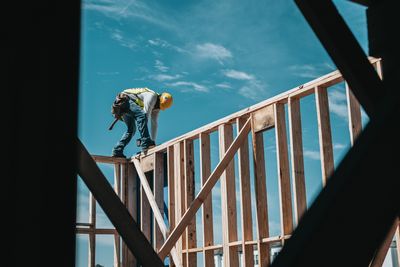 Latino outdoor workers are disproportionately affected by "dangerous" heat impacting U.S.