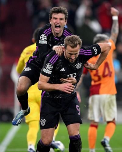 Thomas Müller Celebrates With Teammates After Hard-Fought Victory