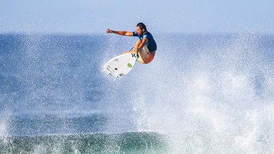 Aussie Robinson survives upsets at El Salvador Surf Pro