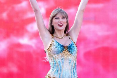 Taylor Swift congratulates newly engaged couple in Edinburgh crowd