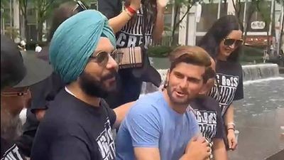 'Rohit aur Virat ko apne achche dost samjho…': Indian fans to Shaheen Afridi ahead of India-Pakistan T20 World Cup match - Watch