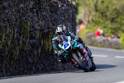 Isle of Man TT 2024: Dunlop beats Harrison in shortened Supersport race