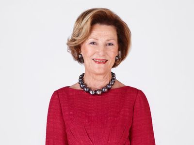 Queen Sonja of Norway calls art a ‘unifying force in turbulent times’ at printmaking awards
