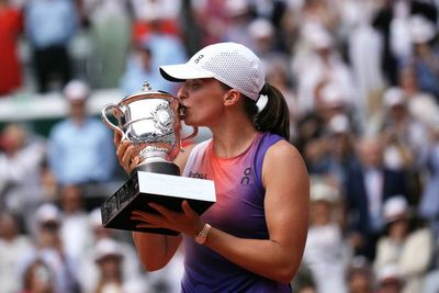 Iga Swiatek races to third straight French Open title with victory over Jasmine Paolini