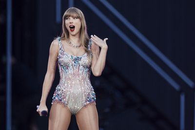 Taylor Swift shouting out a newly-engaged couple in Edinburgh was so heartwarmingly wonderful