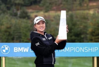 Minjee Lee Celebrates Victory With Trophy In Heartwarming Photos