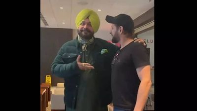 Watch: 'Tumhare aise bande kahan chale gaye?' - comments Navjot Singh Sidhu as he hugs Shahid Afridi