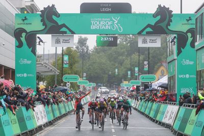 'Stupid mistake' sees Ruby Roseman-Gannon beat SD Worx-Protime to stage four of the Tour of Britain Women as Lotte Kopecky wins overall