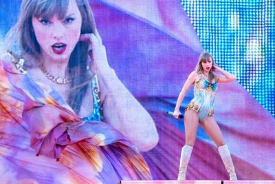 What were the surprise songs in Taylor Swift's third Edinburgh gig?