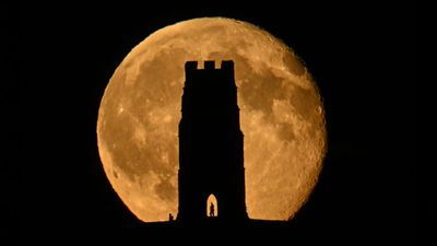 How to photograph the Strawberry full moon tonight