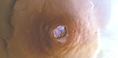 Water frost on Mars: on the top of immense volcanoes, a briefly icy landscape