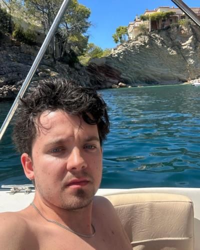 Asa Butterfield's Serene Ocean Selfie: A Captivating Moment