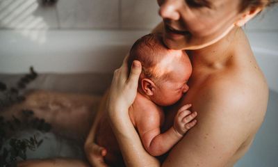 Water births do not increase risk of complications, study finds