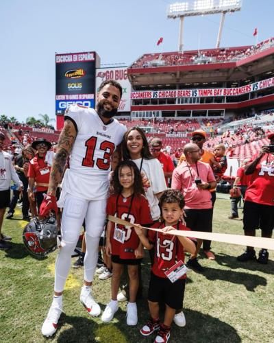 Mike Evans' Heartwarming Family Moment At The Stadium