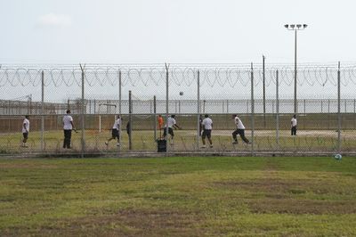 Color-coded Migrants Wait For Answers In Texas Heat