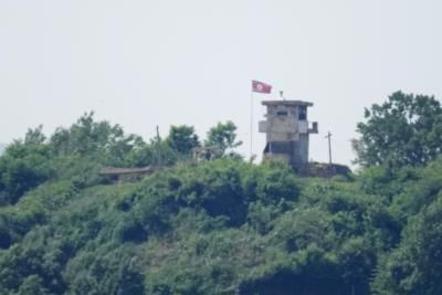 South Korean Soldiers Fire Warning Shots At North Korean Troops