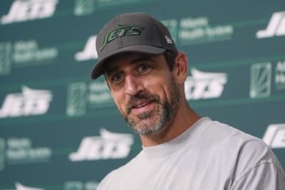 Jets QB Rodgers, DE Reddick Absent From Minicamp