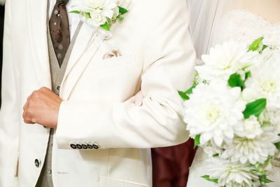 Father sparks debate after demanding he be allowed to wear all-white suit to daughter’s wedding