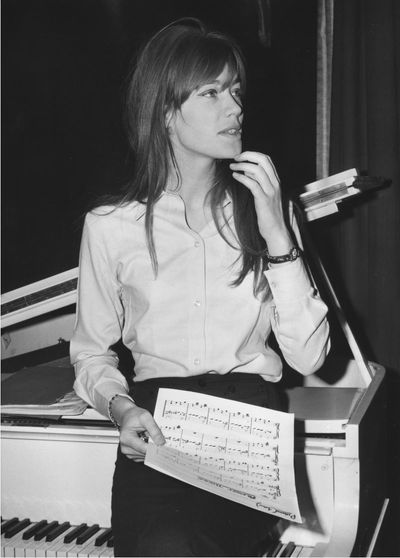 Françoise Hardy, French singing legend and pop icon, dies at 80