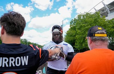 Amarius Mims and Trent Brown lined up in uniquely massive formation