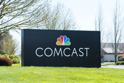 Is Comcast Stock Underperforming the S&P 500?