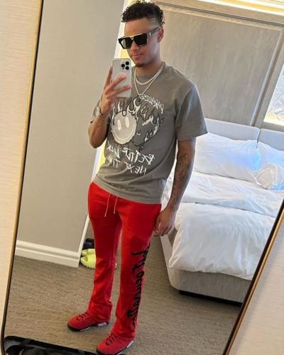 Sergio Alcántara's Fashionable Mirror Selfie