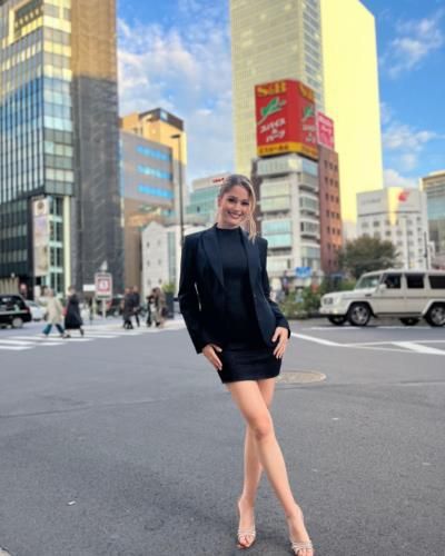 Camila Díaz: Confidently Striking A Bold Pose In Black Attire