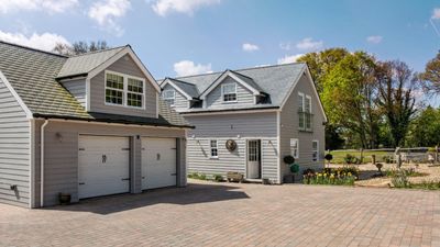 How to clean a shingle roof the right way – professionals tips for a stain-free finish