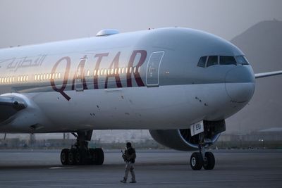 Qatar Airways passengers stuck in plane on runway for three hours with no cooling in Athens heatwave
