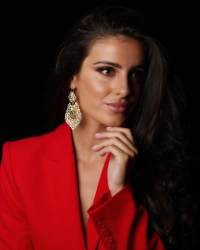 Catarina Ferreira Exudes Confidence In Vibrant Red Blazer Photo