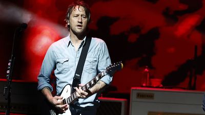 “I’m not sure how that applies to what we do, but he’s a great guitar player!” Chris Shiflett channels Eruption – minus the two-hand tapping – on a Gibson Les Paul during Eddie Van Halen-honoring solo
