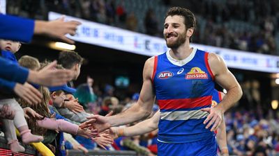 Bontempelli leads by example as Bulldogs maul Dockers