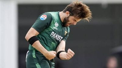 Pakistan keep Ireland to 106-9 in T20 World Cup game