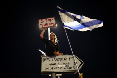 Israeli protesters demand new elections after war cabinet dissolution