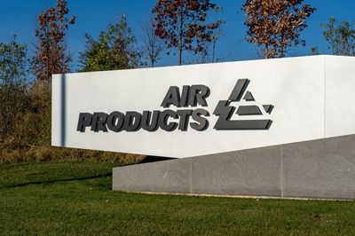 Is Air Products Stock Outperforming the Nasdaq
