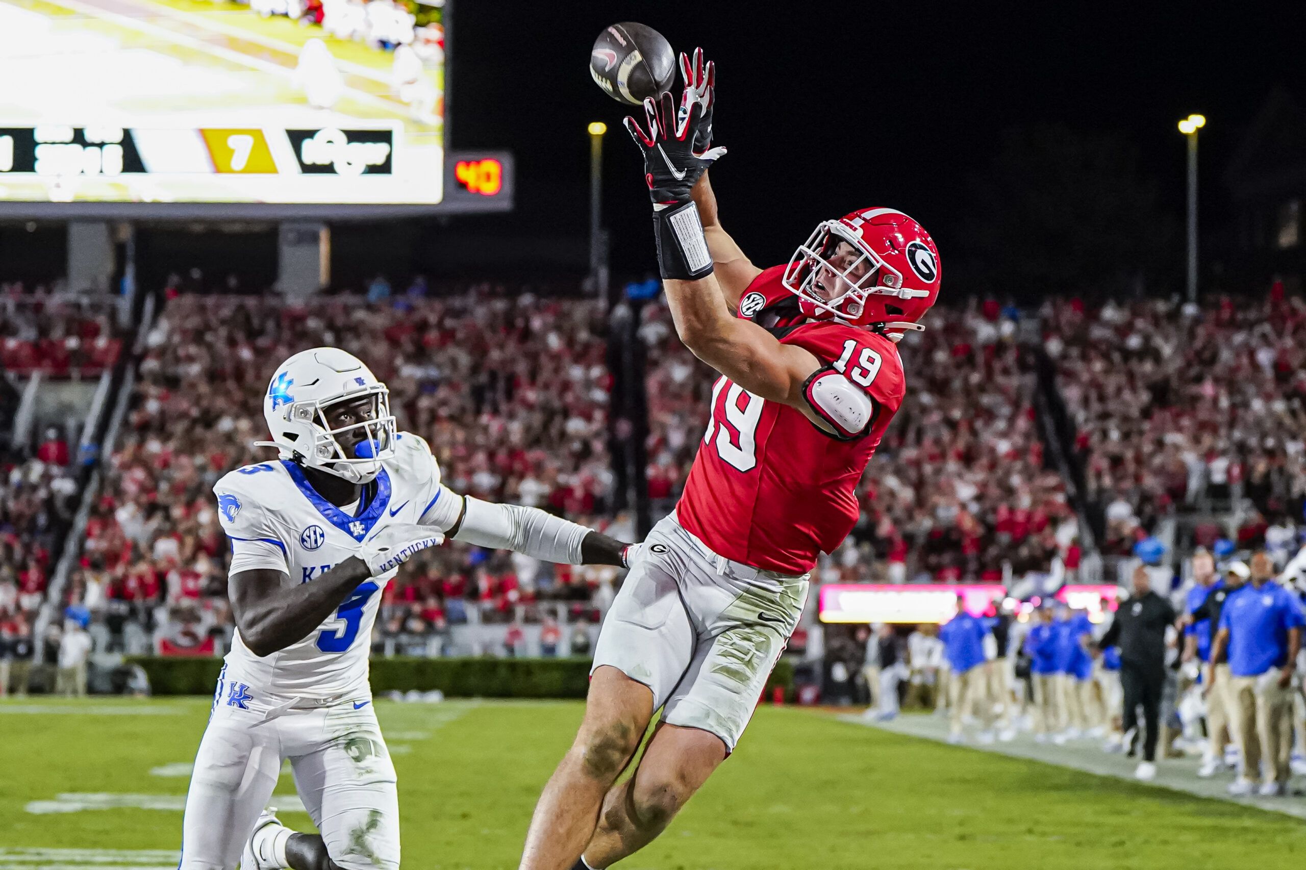 Raiders TE Brock Bowers Makes Big Impression During…