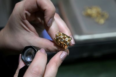 Argentines Pawn Family Jewels To Make Ends Meet