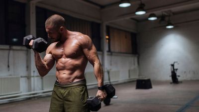 5 reasons your biceps aren’t getting bigger, according to a fitness expert