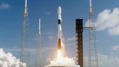 SpaceX rocket launches European TV satellite, makes 250th droneship landing (video)