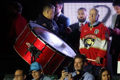 Jack Nicklaus attends Stanley Cup Final, bangs drum before Game 5 in Florida