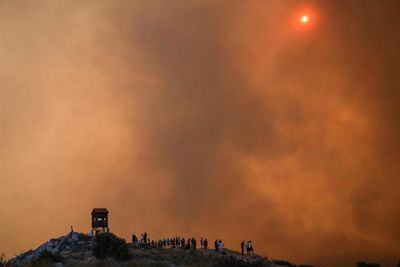 Wildfire on fringes of Greek capital triggers evacuation alerts