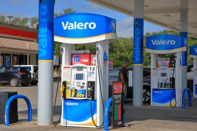 Valero Energy Corporation Stock: Is VLO Underperforming the Energy Sector?