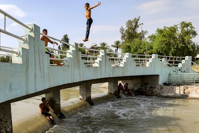 Iraqis Flock To River Or Ice Rink To Escape Searing Heat
