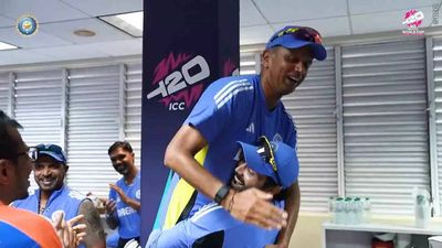 Watch: Ravindra Jadeja lifts Rahul Dravid after getting fielder of the match medal