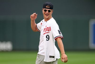 Vikings rookie quarterback J.J. McCarthy throws a dud first pitch at Twins game