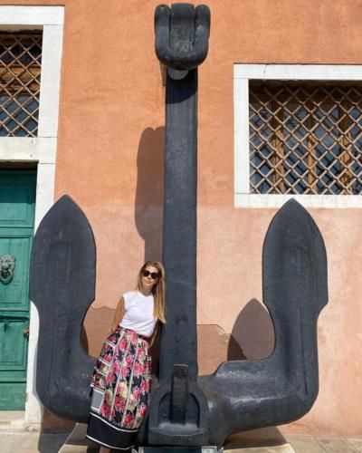 Marisa Tomei Radiates Effortless Style In Seaside Urban Snapshot