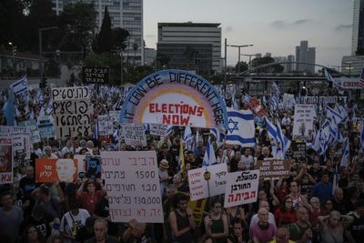 Tens of thousands of Israelis rally against Netanyahu's government