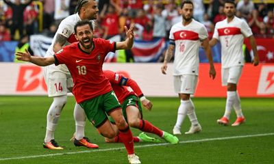 Portugal into last 16 as Silva and Fernandes sink Turkey