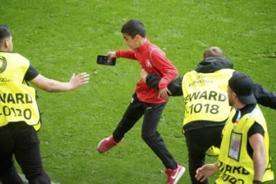 Security Concerns Raised After Fans Approach Cristiano Ronaldo On Field