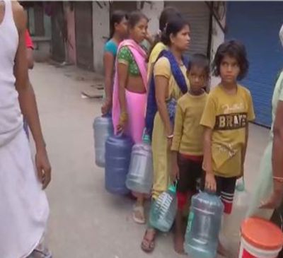 Delhi: Long queues continue to form at water tankers amid water crisis